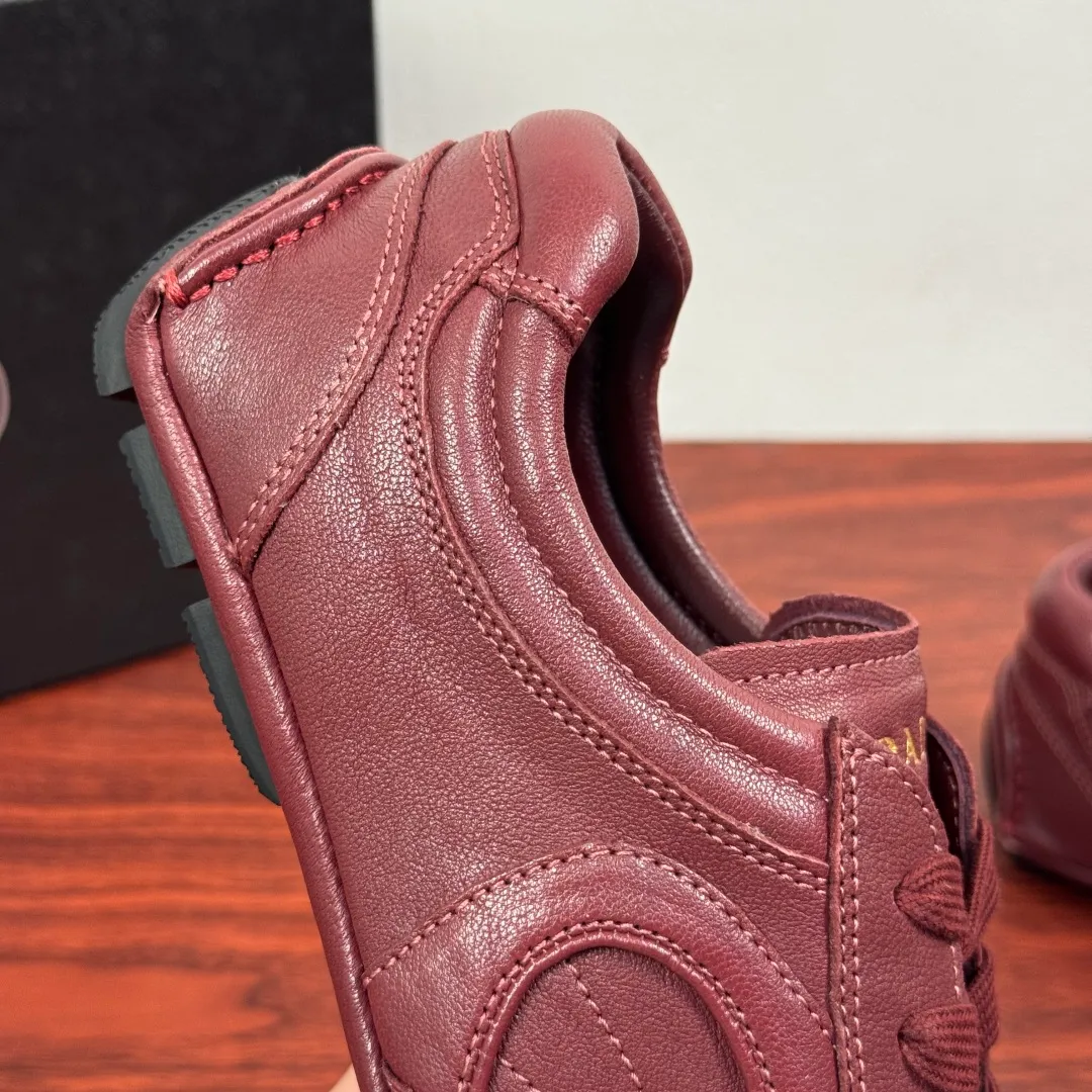 Batch 780 Prada/Prada Montecarlo Re-Edition 2005 Nappa sheepskin/nubuck leather sneakers, men's men's men's shoes for easy shipping! Featuring an antique finish, these sneakers combine style and comfort in a sophisticated and innovative design. The silhouette inspired by driving shoes is soft and flexible, and the deconstructed sole gives it a lightweight look and smooth aesthetic. Prominent top stitching enhances the sporty soul of this hybrid sneaker. It is paired with a lightweight and flexible rubber sole, a visible convex sole pattern embellishment, and a wrapped insole. The whole package! Size: 39-40-41-42-43-44 Leather shoe size Item number: 4E1165 Sheepskin wine red